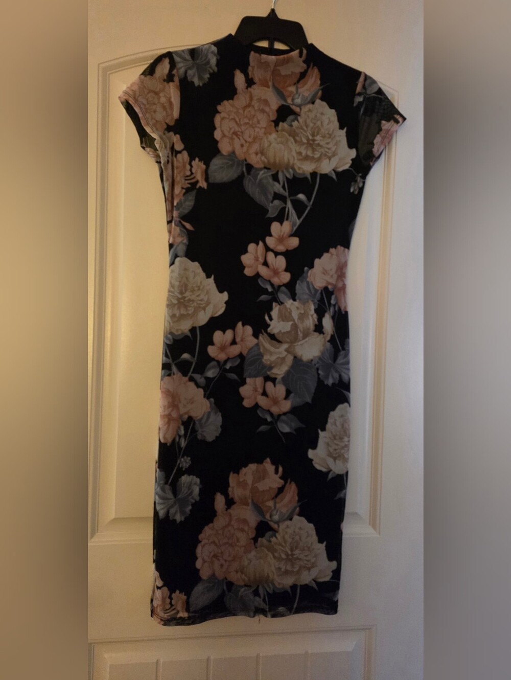 Floral Cap-Sleeve Bodycon Dress in Black and Blush Size Small
